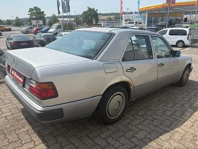 Gebraucht Mercedes E250 94 PS (69 kW) 1992 Silber Limousine
