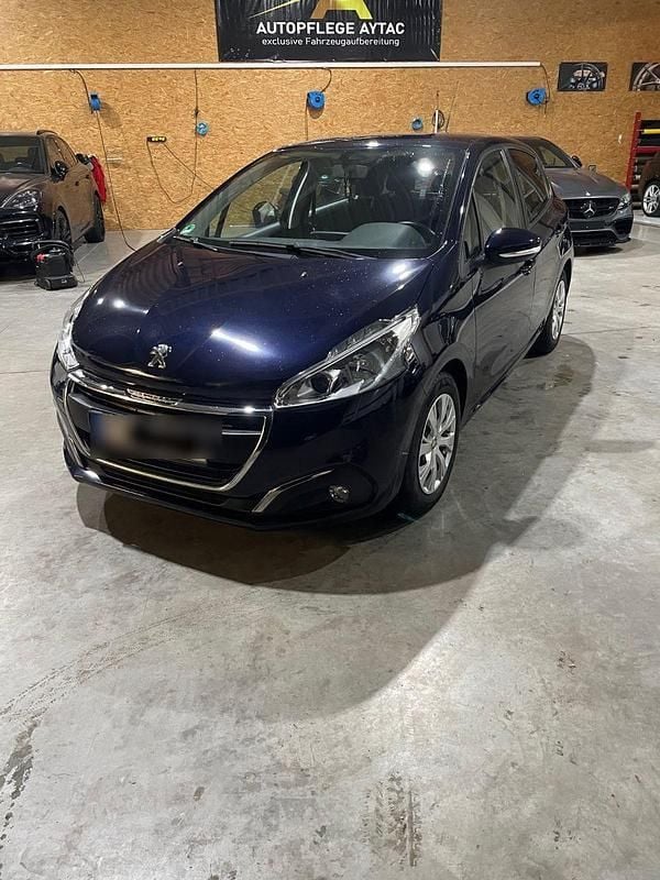 Blau Gebraucht 2018 Peugeot 208 Kleinwagen | 6.400 € (Guter Preis) - Bild 1/4