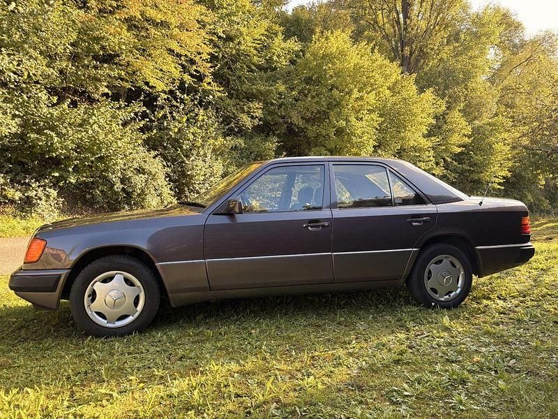 Violet Gebraucht 1991 Mercedes E250 Limousine | 18.000 € - Bild 1/4