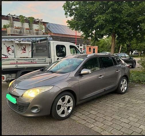 Grau Gebraucht 2010 Renault Mégane GrandTour Dynamique Kombi | 3.900 € (Fairer Preis) - Bild 1/4