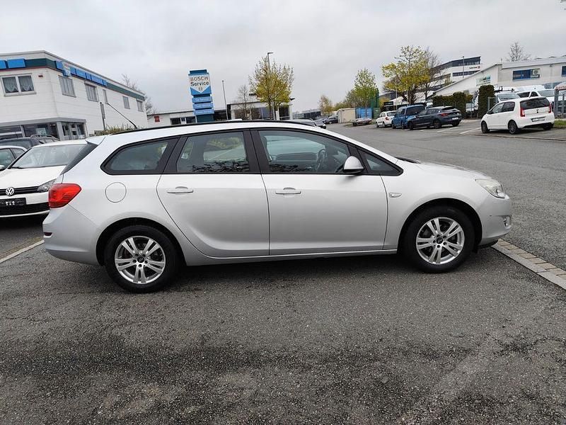 Gebraucht Opel Astra Edition 140 PS (102 kW) 2012 Silber Kombi