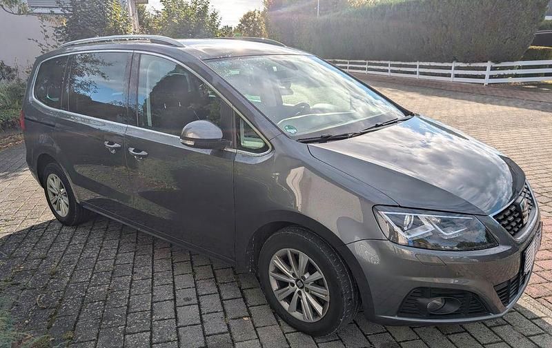 Grau Gebraucht 2021 Seat Alhambra Style Van / Kleinbus | 24.490 € (Superpreis) - Bild 1/4