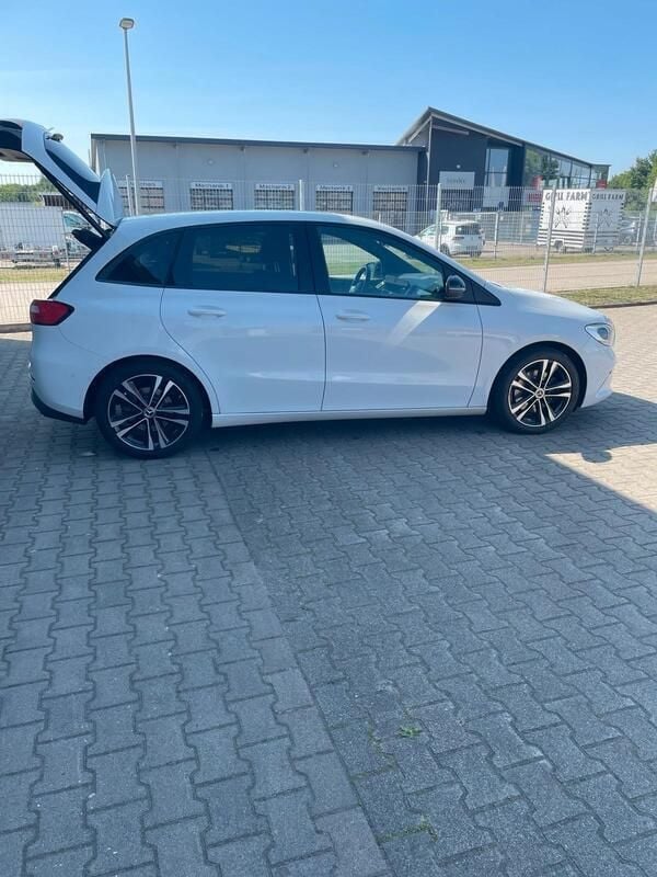 Weiß Gebraucht 2020 Mercedes B220 Van / Kleinbus | 23.999 € (Etwas zu teuer) - Bild 1/4