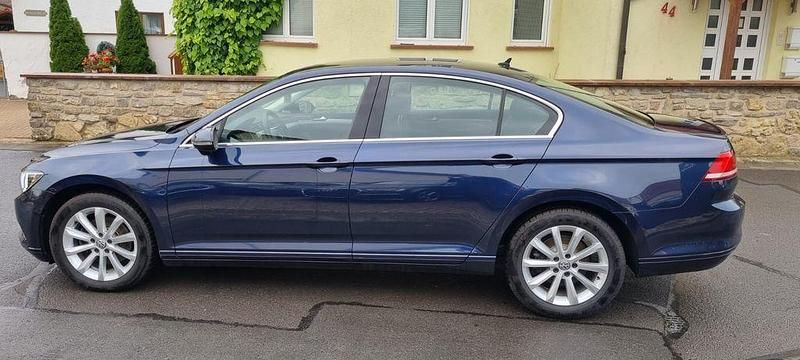 Gebraucht VW Passat Comfortline 120 PS (88 kW) 2016 Blau Limousine