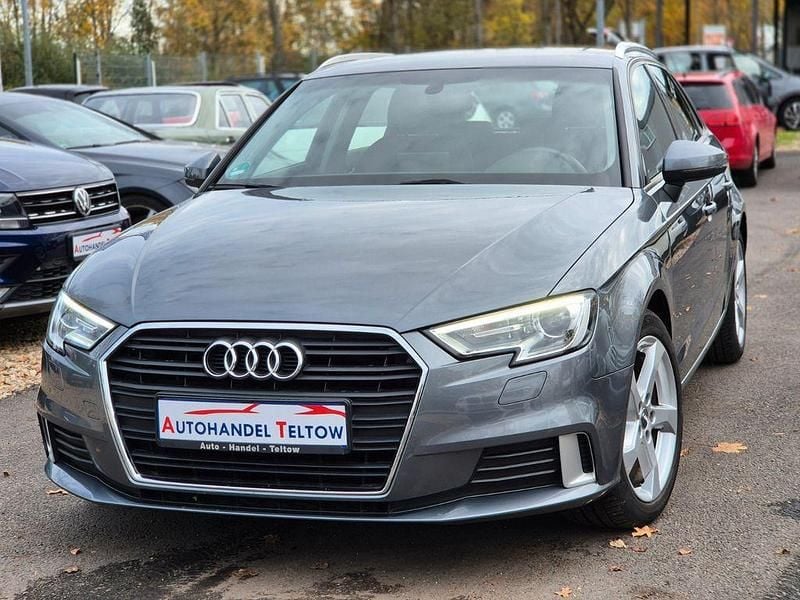 Grau Gebraucht 2019 Audi A3 Sportback Sport Kleinwagen | 21.950 € (Fairer Preis) - Bild 1/4