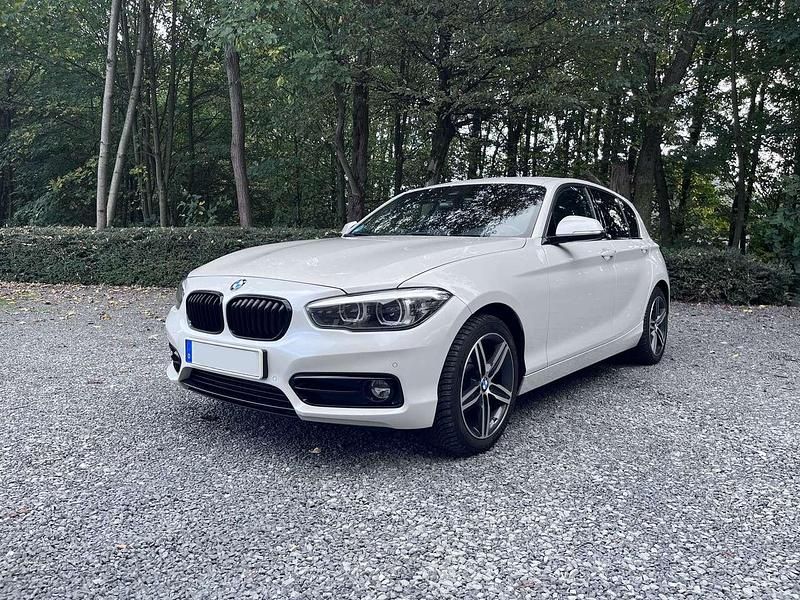 Weiß Gebraucht 2019 BMW 118 Sport Line Kleinwagen | 17.800 € (Fairer Preis) - Bild 1/4