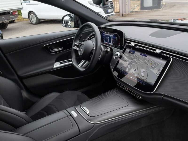 Gebraucht Mercedes E220 AMG 197 PS (144 kW) 2023 Obsidianschwarz metallic Limousine