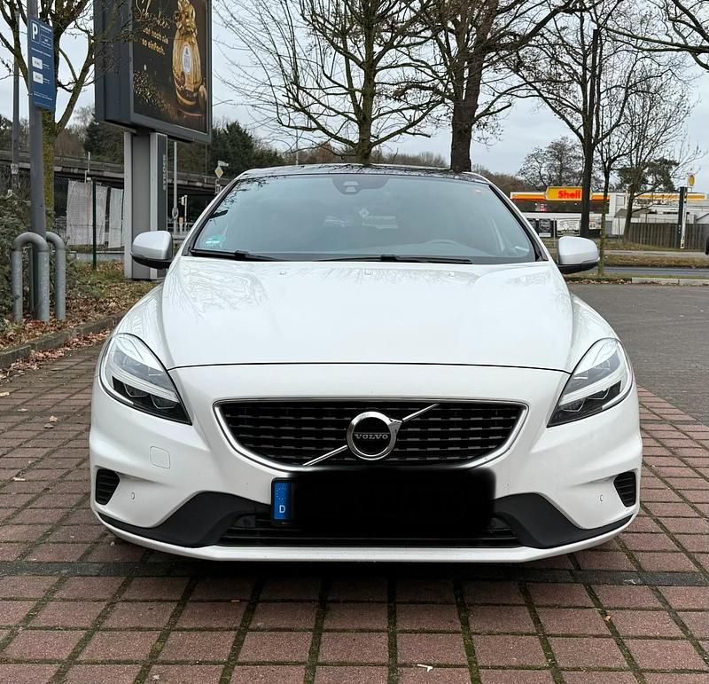 Weiß Gebraucht 2017 Volvo V40 R-Design Kombi | 11.900 € (Fairer Preis) - Bild 1/4