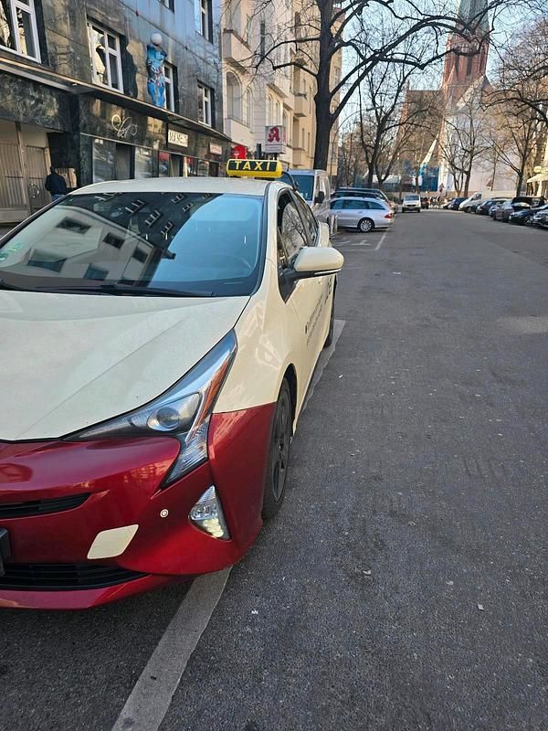 Gebraucht Toyota Prius 122 PS (89 kW) 2017 Rot Limousine