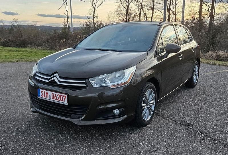 Braun Gebraucht 2013 Citroën C4 Tendance Limousine | 2.990 € (Fairer Preis) - Bild 1/4