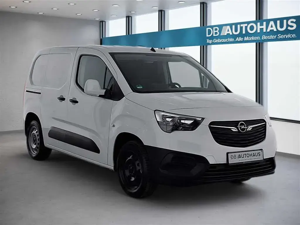 Używany Opel Combo Edition 102 KM (75 kW) 2022 Biały Minivan