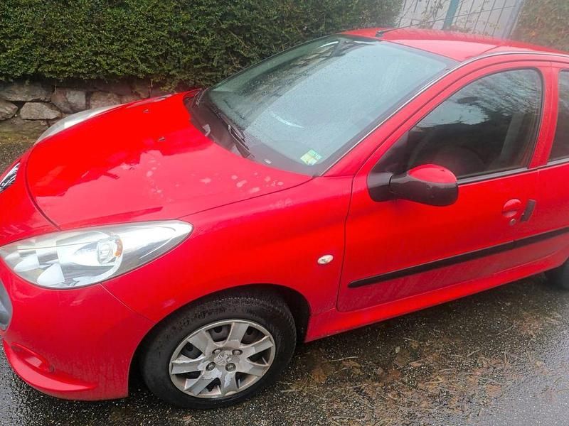 Gebraucht Peugeot 206+ 60 PS (44 kW) 2009 Rot Kleinwagen