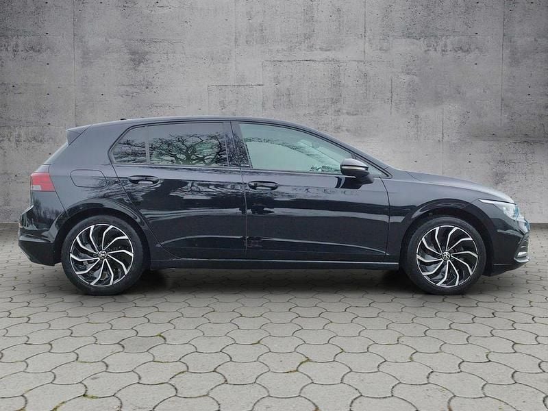 Gebraucht VW Golf VIII Active 150 PS (110 kW) 2022 Deep black perleffekt Limousine