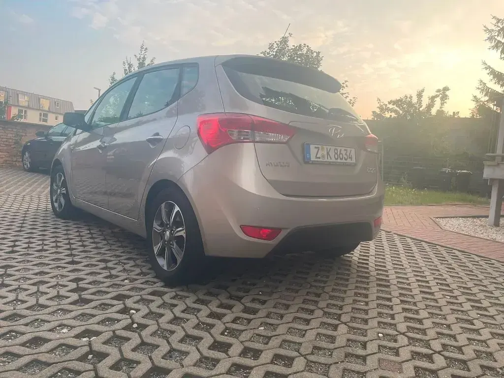 Gebraucht Hyundai ix20 Trend 90 PS (66 kW) 2016 Beige Kleinwagen