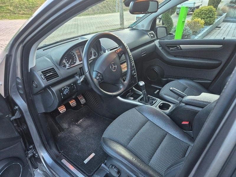 Gebraucht Mercedes A200 Avantgarde 140 PS (102 kW) 2011 Grau Van / Kleinbus