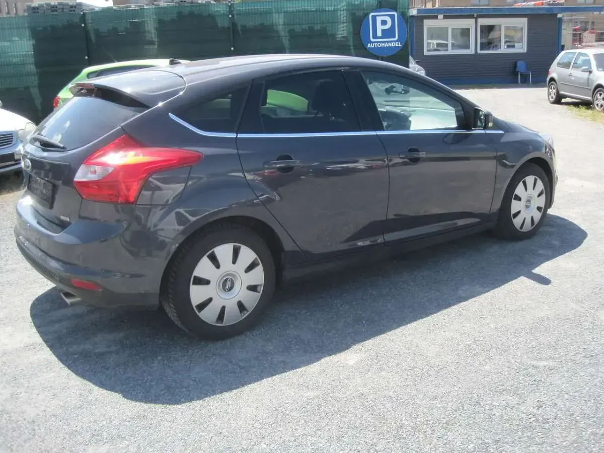 Gebraucht Ford Focus Titanium 182 PS (133 kW) 2011 Midnight skygrau metallic Kleinwagen