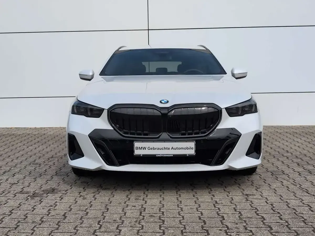 Gebraucht BMW 540 M Sport 303 PS (222 kW) 2025 Mineralweiss metallic Kombi