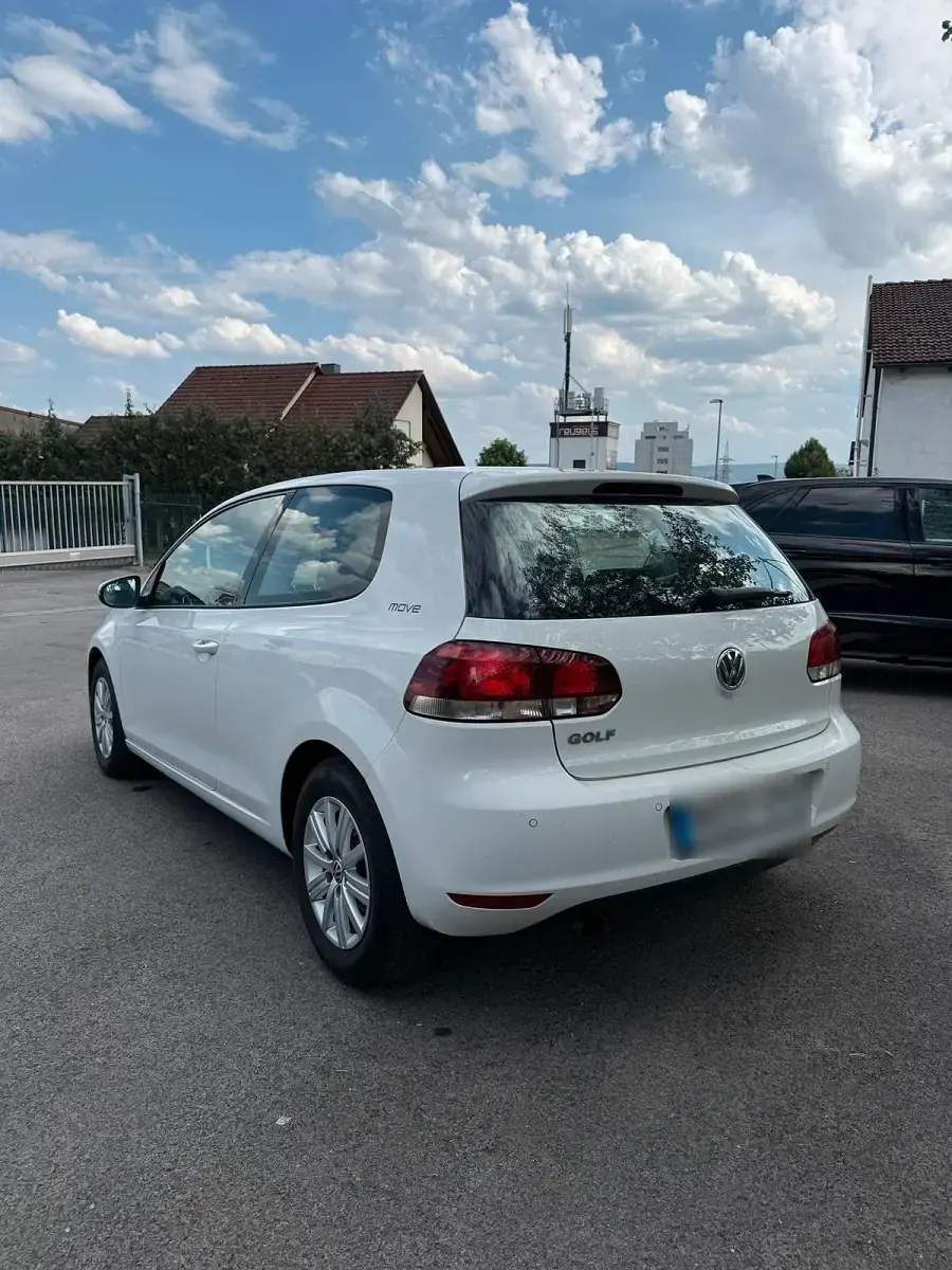 Gebraucht VW Golf VI 105 PS (77 kW) 2012 Weiß Kleinwagen