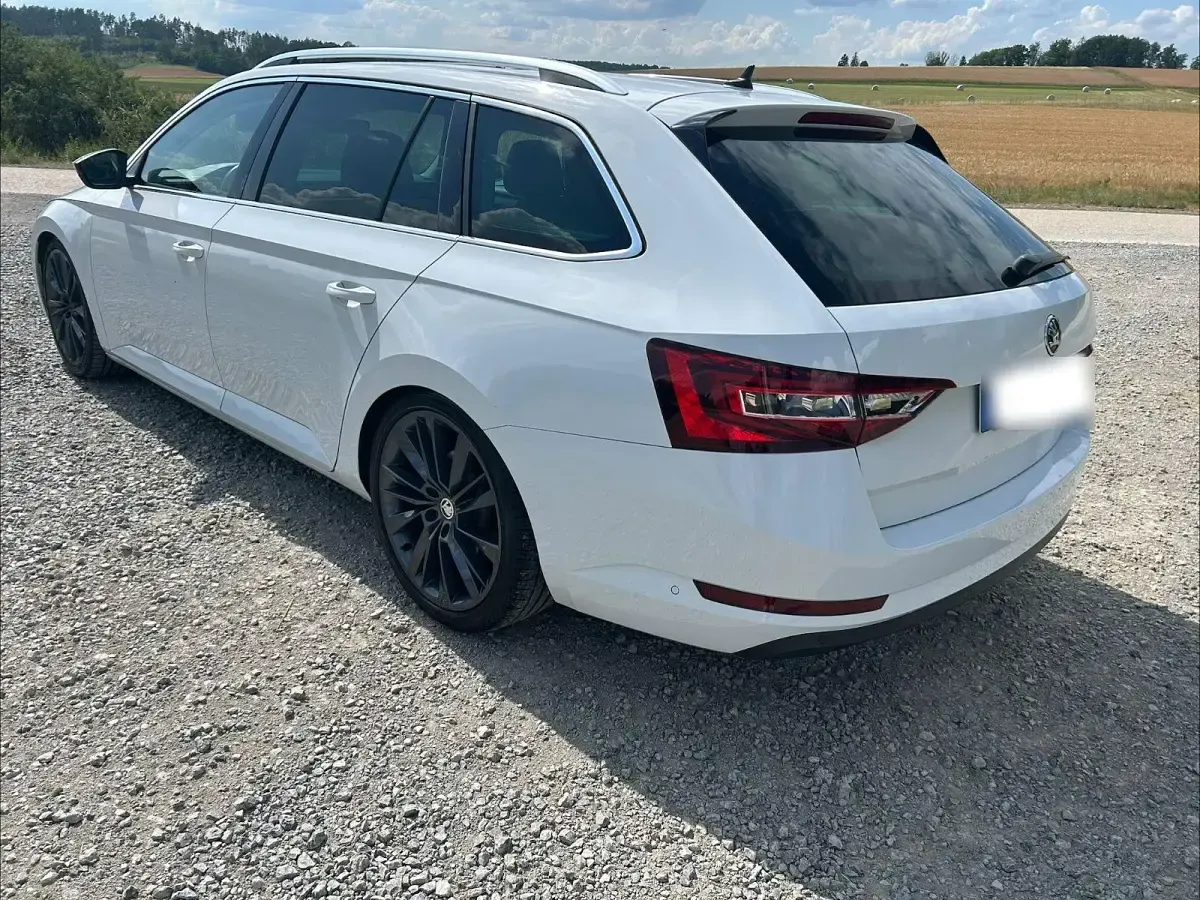 Gebraucht Skoda Superb LAURIN & KLEMENT 150 PS (110 kW) 2017 Weiß Kombi