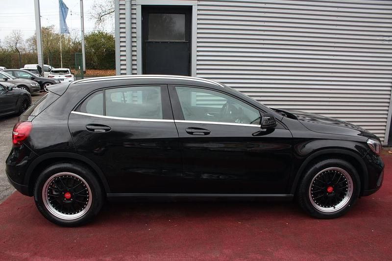 Gebraucht Mercedes GLA180 Urban 122 PS (89 kW) 2018 Schwarz SUV