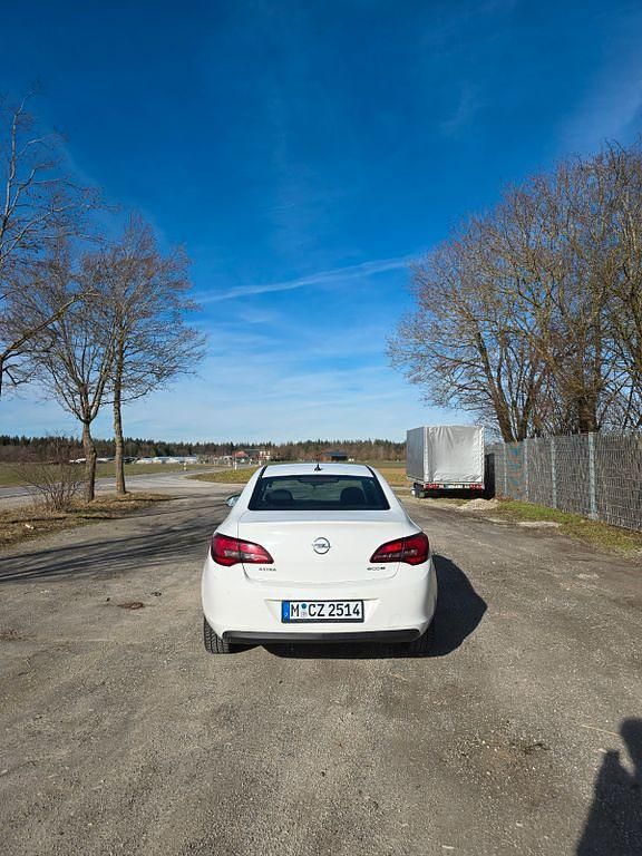 Gebraucht Opel Astra 131 PS (96 kW) 2012 Weiß Limousine
