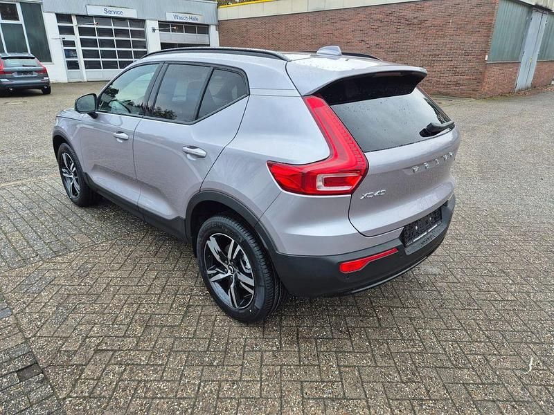 Neu Volvo XC40 Plus 163 PS (119 kW) 2025 Silber SUV