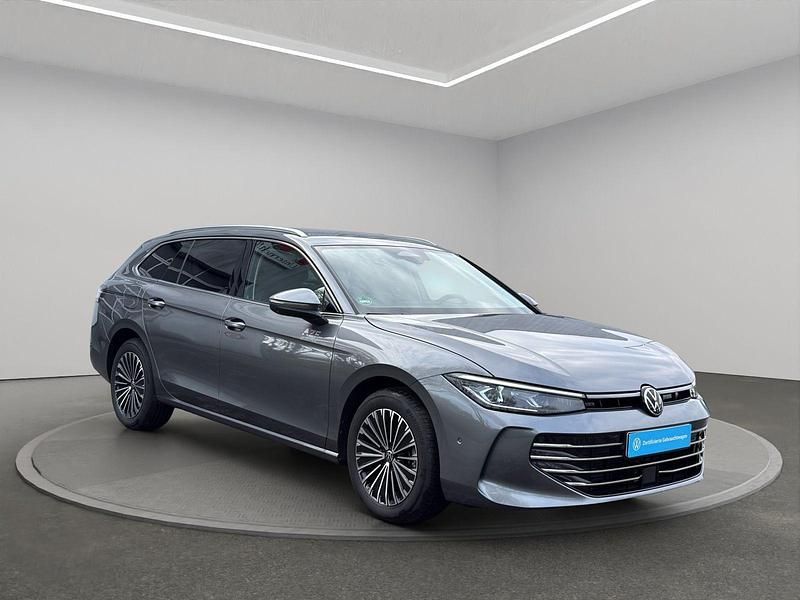 Gebraucht VW Passat Elegance 150 PS (110 kW) 2024 Grau Kombi