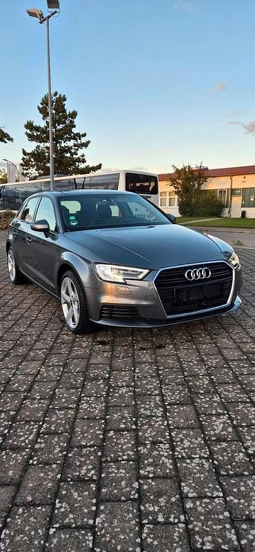 Grau Gebraucht 2017 Audi A3 Kleinwagen | 17.999 € (Guter Preis) - Bild 1/4
