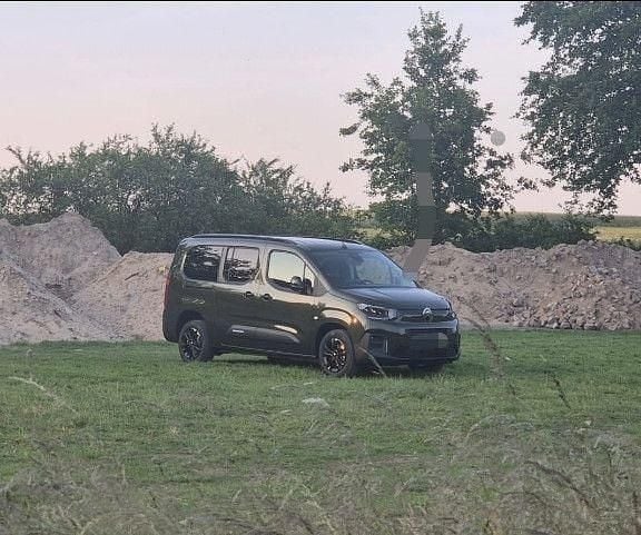 Grün Gebraucht 2025 Citroën Berlingo Comfort Van / Kleinbus | 22.900 € (Superpreis) - Bild 1/3