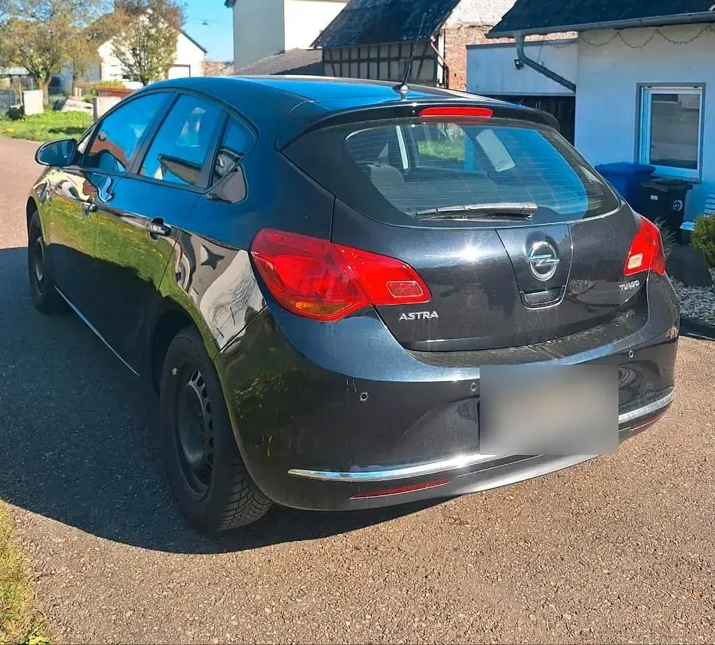 Usata Opel Astra Active 140 CV (102 kW) 2013 Nero Berlina