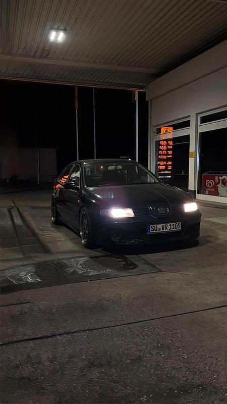 Schwarz Gebraucht 2003 Seat Leon Limousine | 4.500 € - Bild 1/4