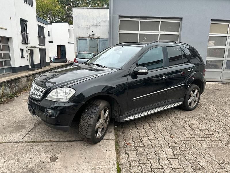 Schwarz Gebraucht 2007 Mercedes ML280 SUV | 6.600 € - Bild 1/4