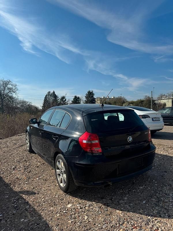 Gebraucht BMW 116 122 PS (89 kW) 2011 Schwarz Kleinwagen