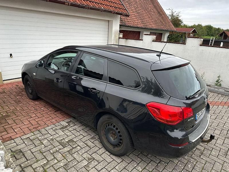 Schwarz Gebraucht 2012 Opel Astra Sport Kombi | 3.199 € (Guter Preis) - Bild 1/4