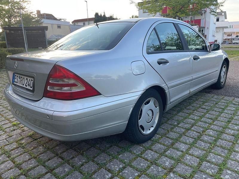 Grau Gebraucht 2003 Mercedes C200 Classic Limousine | 3.200 € (Fairer Preis) - Bild 1/4