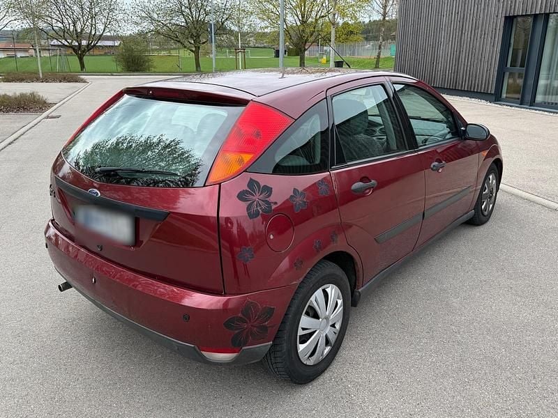 Gebraucht Ford Focus Ambiente 75 PS (55 kW) 1999 Rot Kleinwagen