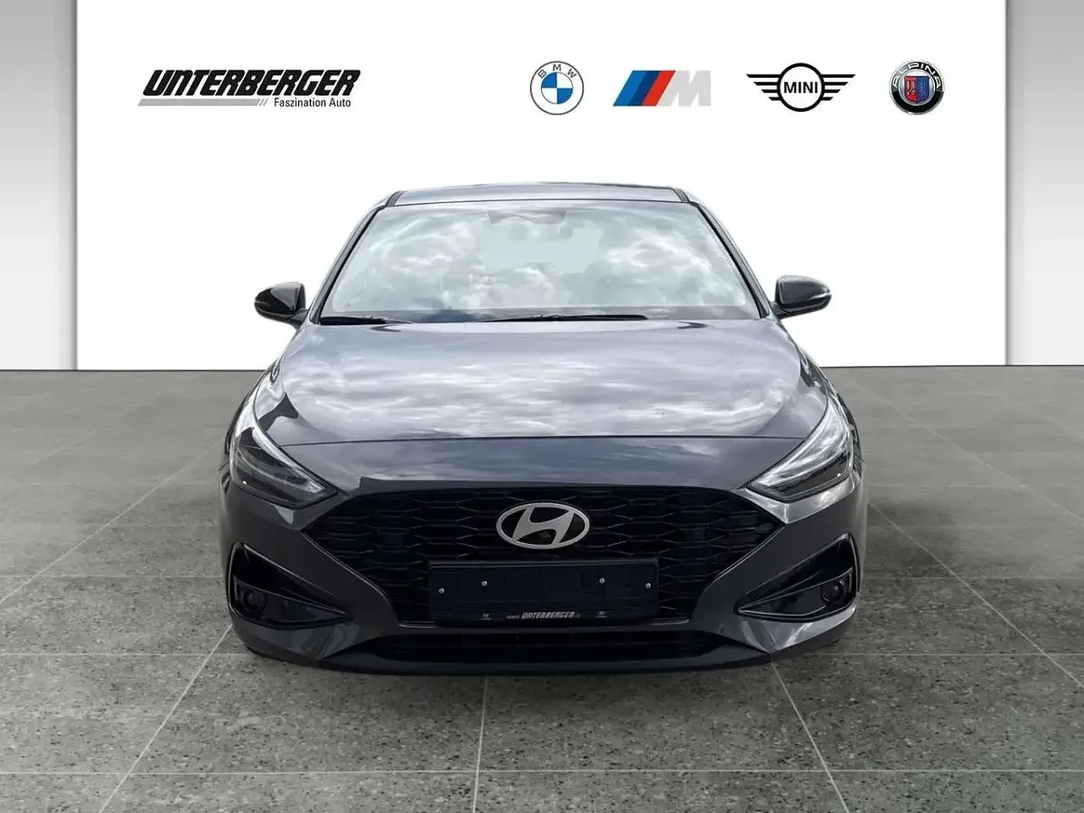 Gebraucht Hyundai i30 Advantage 101 PS (74 kW) 2025 Ecotronic grey / mic Limousine