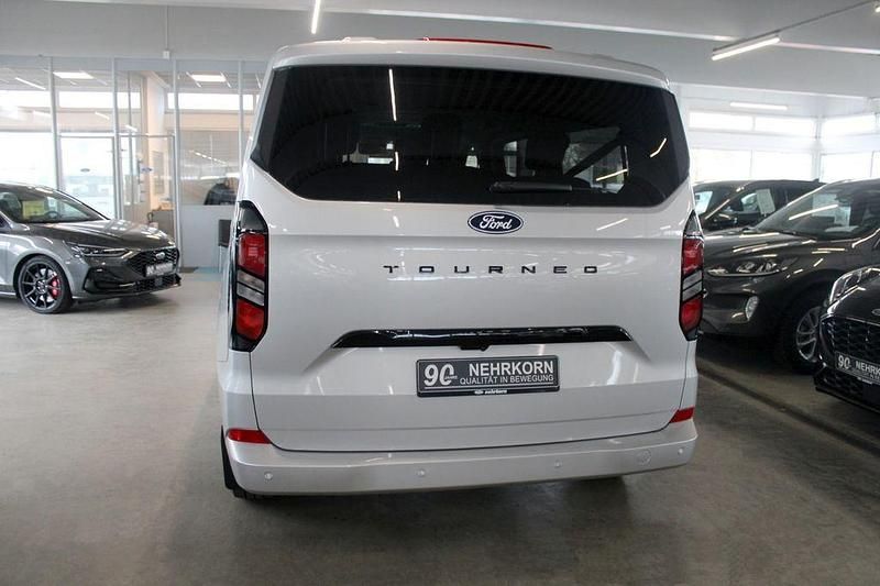 Gebraucht Ford Tourneo Titanium 136 PS (100 kW) 2025 Silber Van / Kleinbus