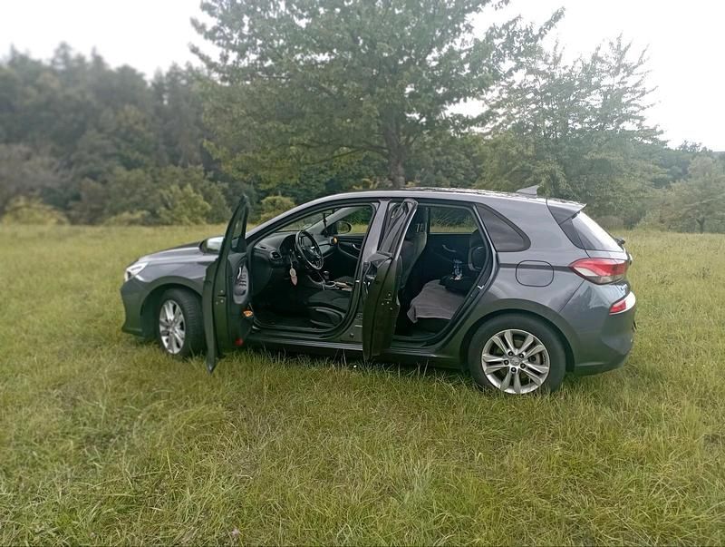 Grau Gebraucht 2020 Hyundai i30 Limousine | 17.999 € (Etwas zu teuer) - Bild 1/4