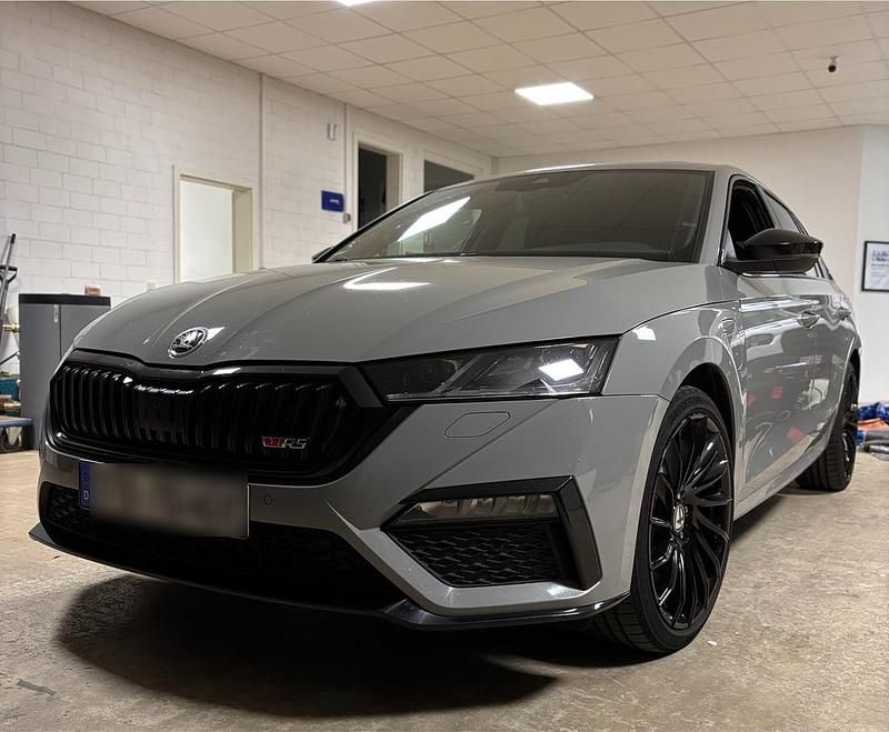 Grau Gebraucht 2020 Skoda Octavia RS Kombi | 27.800 € (Fairer Preis) - Bild 1/4