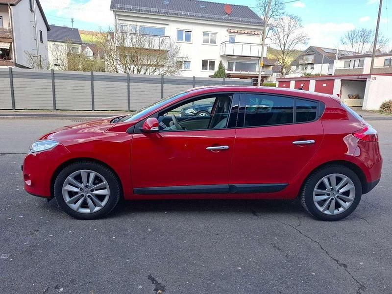 Gebraucht Renault Mégane Luxe 140 PS (102 kW) 2011 Rot Limousine