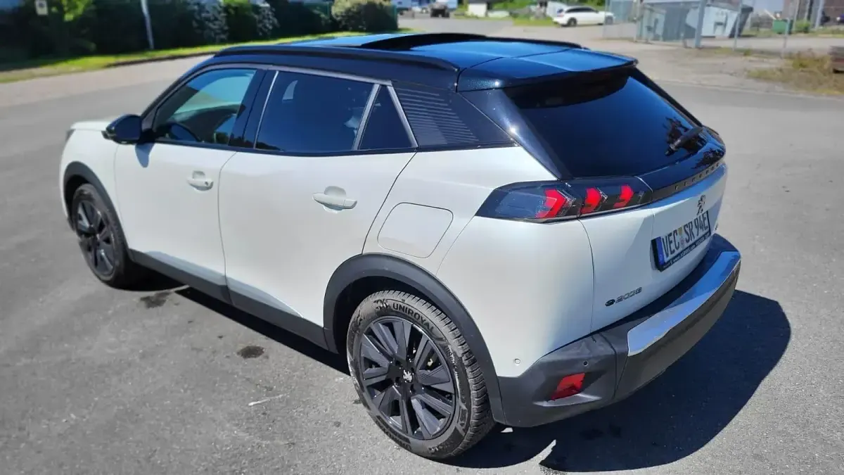 Second-hand Peugeot e-2008 GT 100 kW (136 CP) 2021 Alb SUV