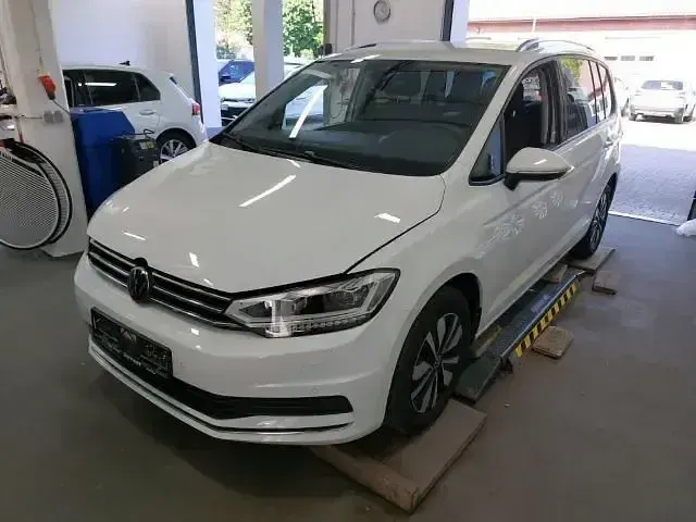 Gebraucht VW Touran Move 122 PS (89 kW) 2024 Pure white Van / Kleinbus