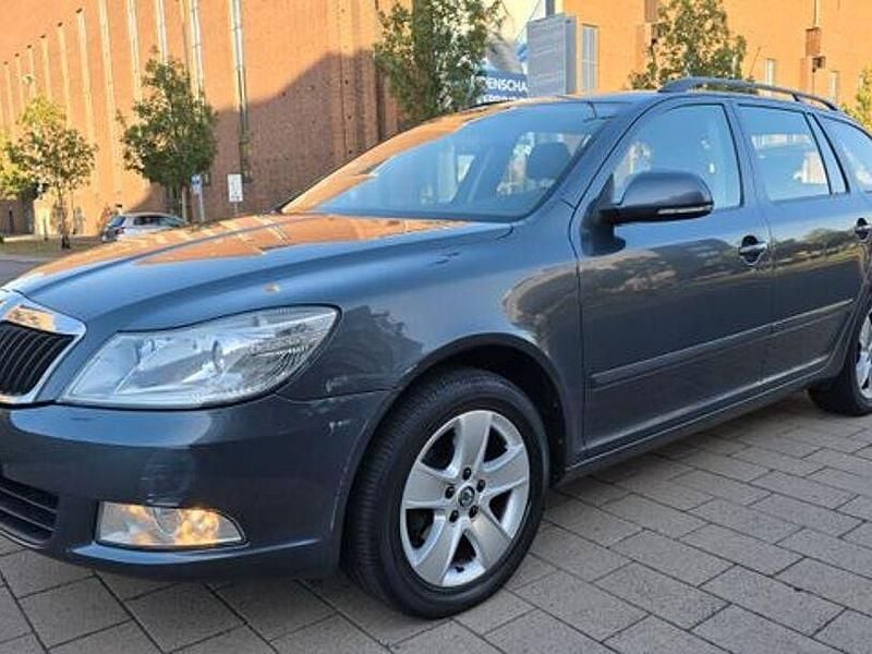 Grau Gebraucht 2010 Skoda Octavia Limousine | 3.991 € (Fairer Preis) - Bild 1/4
