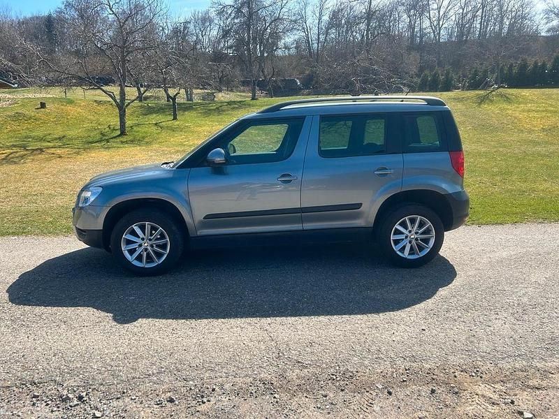 Grau Gebraucht 2013 Skoda Yeti Active SUV | 5.494 € (Guter Preis) - Bild 1/4