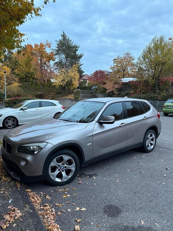 Gelb Gebraucht 2011 BMW X1 SUV | 8.500 € - Bild 1/4
