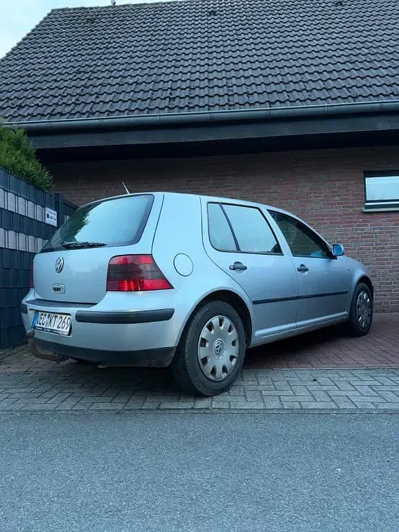 Używany VW Golf IV Highline 105 KM (77 kW) 2003 Srebrny Sedan/Limuzyna