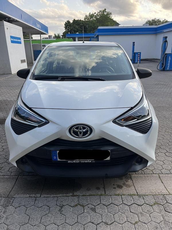 Weiß Gebraucht 2020 Toyota Aygo Kleinwagen | 8.500 € (Superpreis) - Bild 1/4