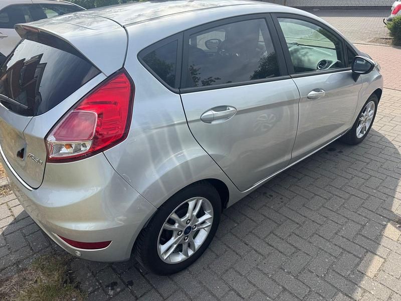 Gebraucht Ford Fiesta Celebration 82 PS (60 kW) 2016 Silber Kleinwagen