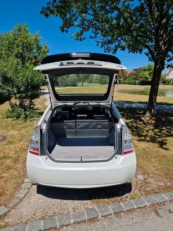 Gebraucht Toyota Prius 99 PS (72 kW) 2011 Weiß Limousine
